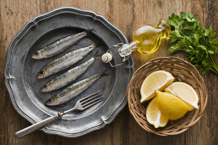 Sardina: Los alimentos ácidos grasos insaturados como las sardinas favorecen por su capacidad anticoagulante. Especialmente en los casos de los ácidos grasos Omega 3.