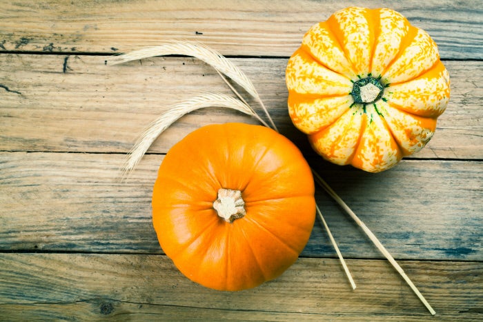 Calabaza: Las calabazas, que aunque en menor medida, también entra dentro de esta clasificación y además es rica en vitaminas, y su contenido en betacaroteno, uno de los principales carotenoides de la dieta humana.