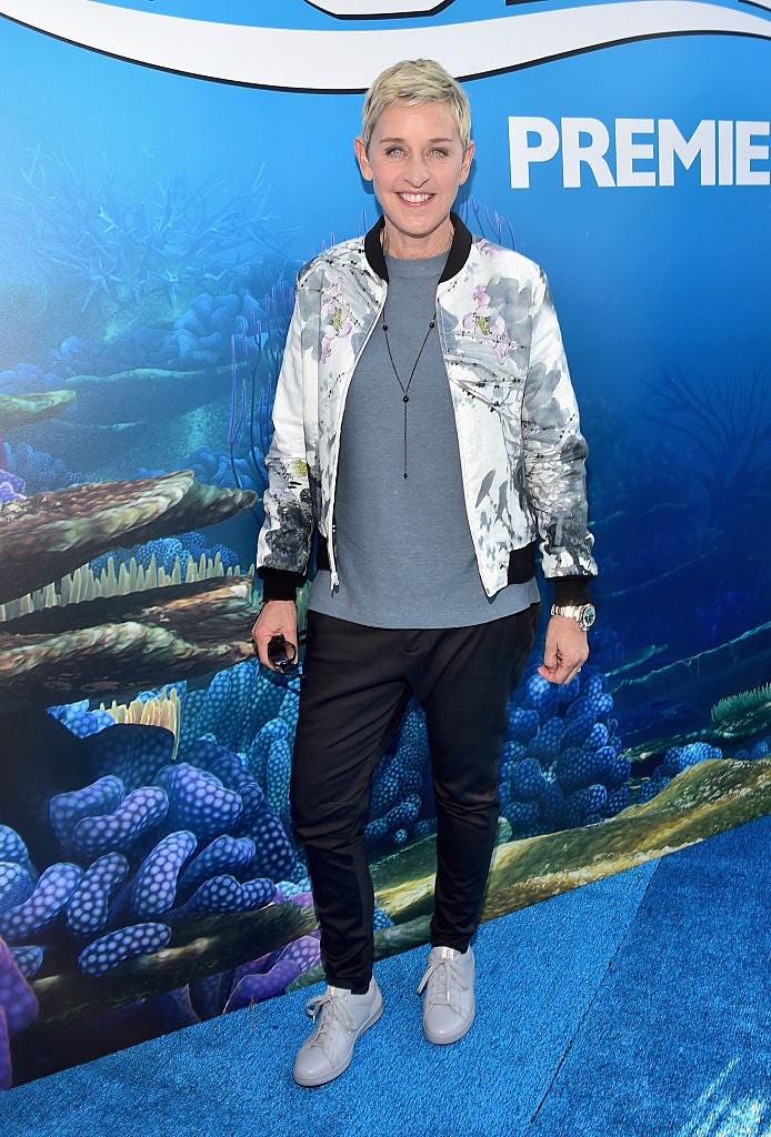 Ellen DeGeneres explicó hace años que durante su adolescencia fue violada varias veces por su padrastro, quien se aprovechaba de que su madre estaba enferma de cáncer.