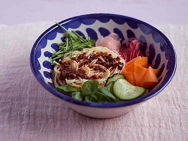 Nuestra ensalada de fideos de arroz y encurtidos.