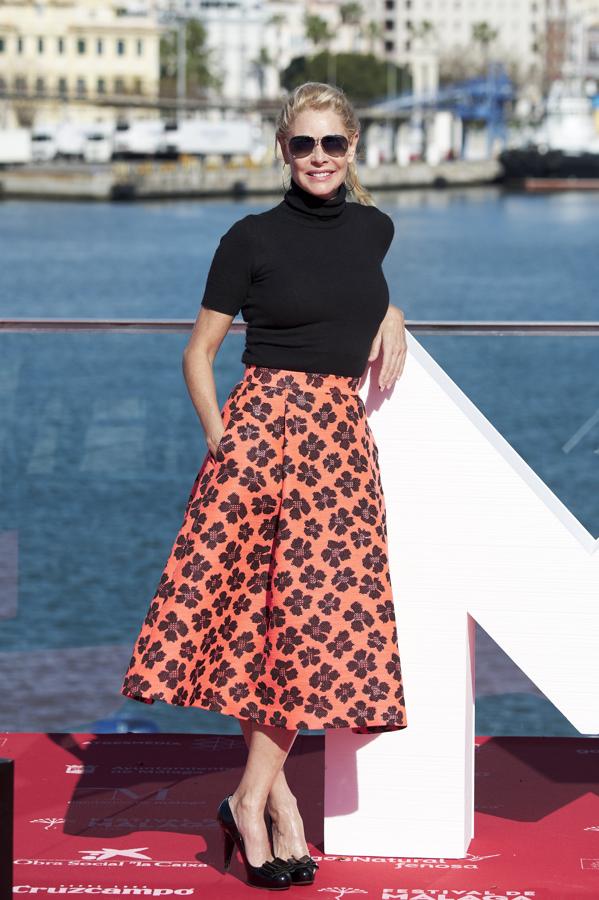Con una falda de estilo new look de Doloers Promesas, Belén Rueda derrochó estilo en Málaga.