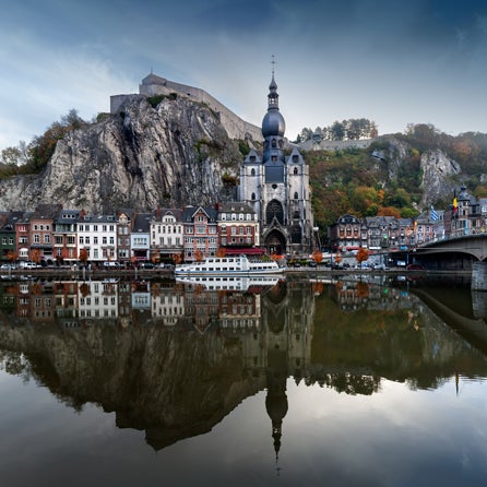 Dinant se encuentra al sur de Bélgica, y se trata de un lugar tran precioso que nos regala instantáneas como esta. Lugar de guerras entre Alemania y Francia que hoy aún puedes observar en sus museos.