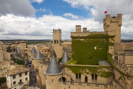 El pueblo más medieval de España por excelencia se trata de Olite, en Navarra. Su castillo-palacio alberga historias de reyes y princesas durante la Edad Media y fue declarado monumento nacional en 1925.