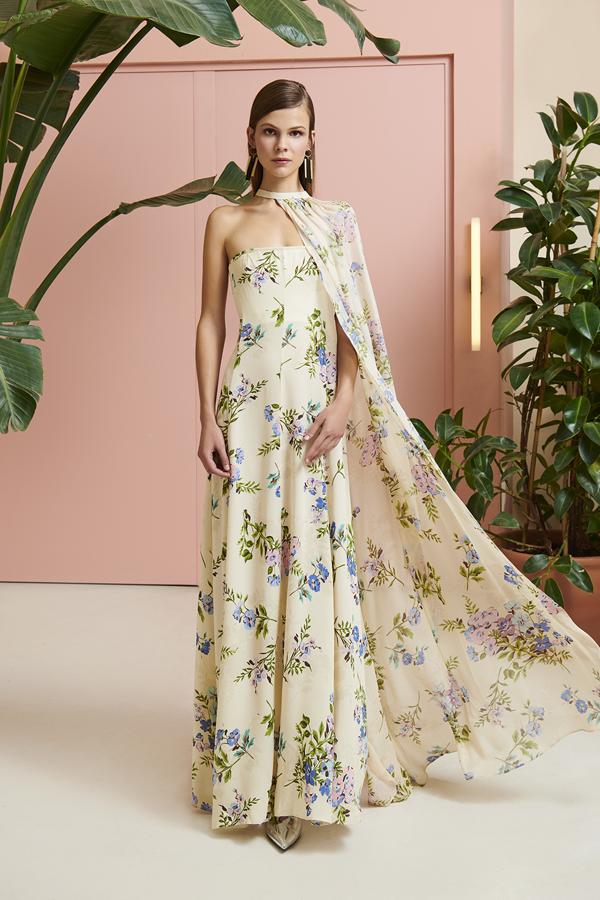 Este diseño floral con maravillosa capa lateral ya lo llevó en una boda (pero en rojo) Alicia Hernández, diseñadora de Dolores Promesas. Nos imaginamos a Paula Echevarría, radiante, con este romántico diseño.