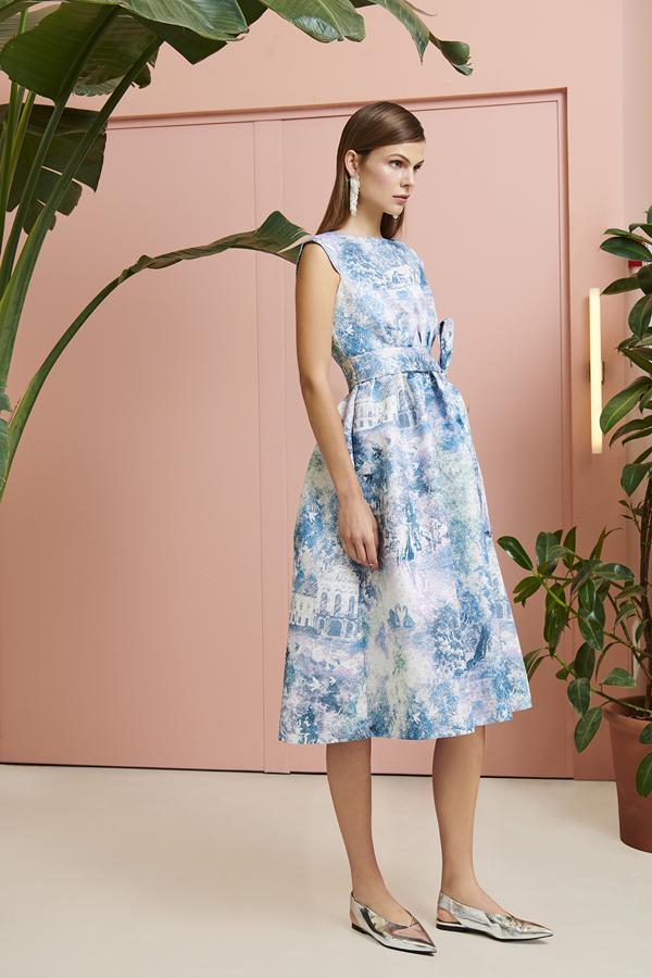 Para una boda de día, este vestido lady con original estampado en tonos azules y blancos es ideal tanto para una boda, como para una comunión o un cóctel con el que celebrar que, por fin, ha llegado la primavera.