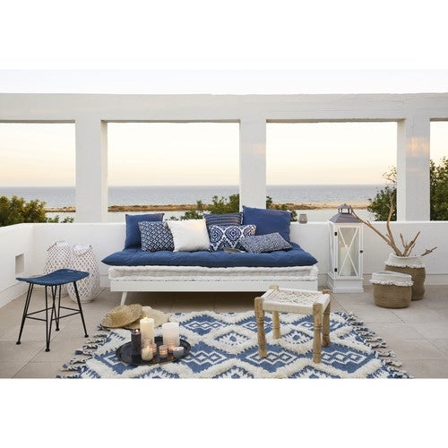 La estética marinera, con el azul y el blanco como protagonistas, nos transportan a esta espectacular terraza con vistas que nos proponen desde Maison du Monde.