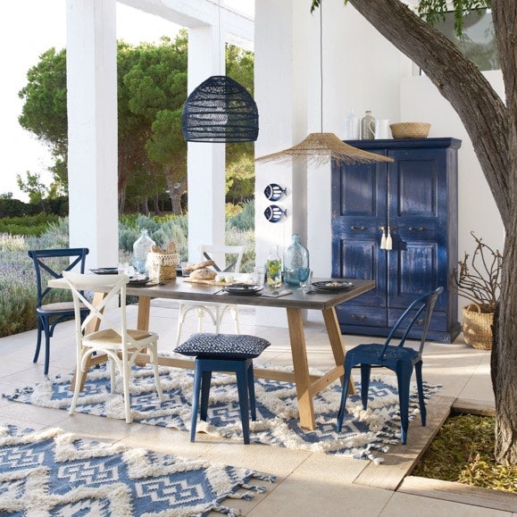 Desde Maison du Monde apuestan por jugar con los textiles y el menaje en azul y blanco para impregnar los espacios exteriores de alma marinera... aunque estemos en el campo.