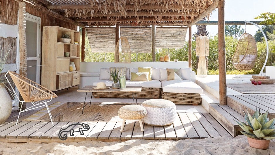 Este porche decorado con maderas naturales y tejidos en color blanco nos hacen soñar con largas noches de verano y el relax de las tardes de primavera.