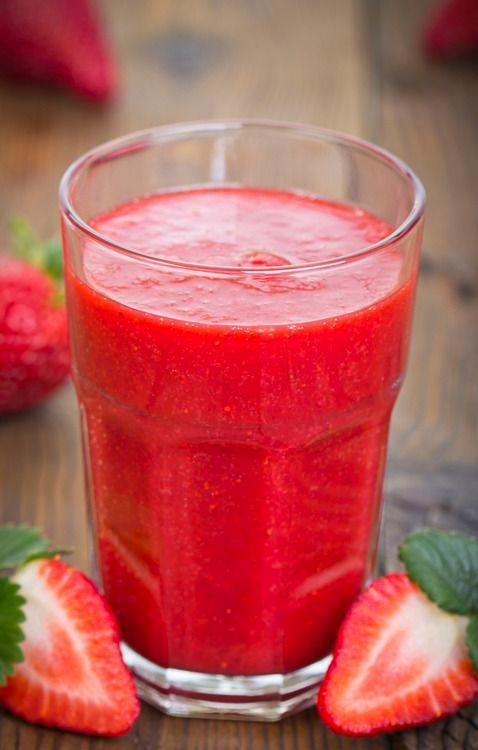 Sencillo zumo detox de fresas, naranja y plátano.