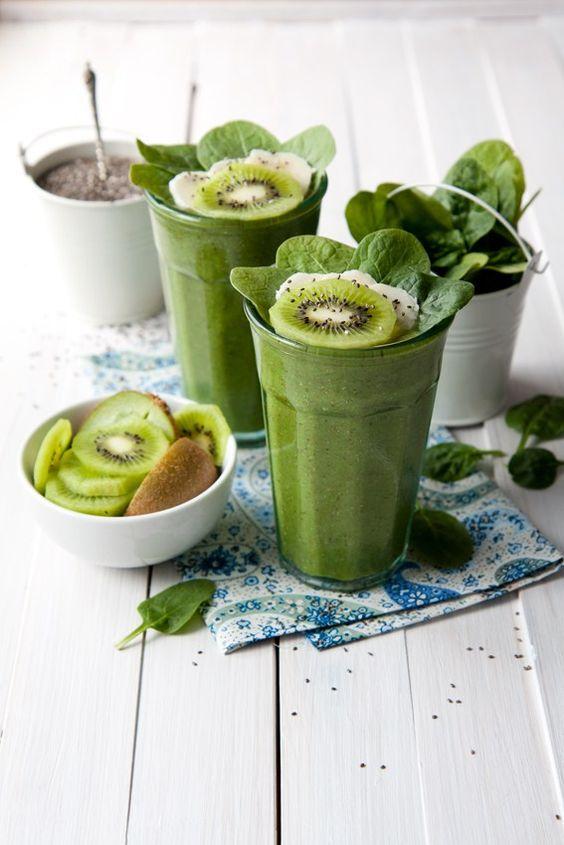 Zumo verde detox de kiwi, plátano, espinacas y chía.