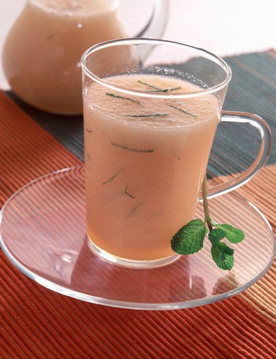 Zumo de melón, piña, jengibre y hojas de menta.