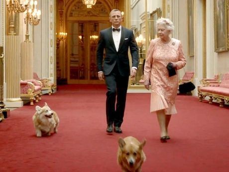 En 2012, la Reina y sus 'corgis' Monty, Willow y Holly aparecieron brevemente en un 'sketch' de la saga James Bond, en la que 007 (James Bond) debía acompañar a Isabell II de Buckingha Palace a a ceremonia de apertura de los Juegos Olímpicos.