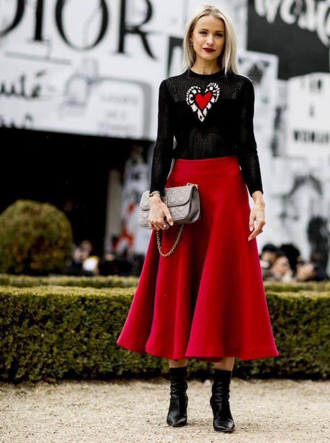 Una falda midi con vuelo combinado con un suéter ajustado: equilibrás tu silueta, marcarás cintura y disimularás algún centímetro de más en caderas y piernas.