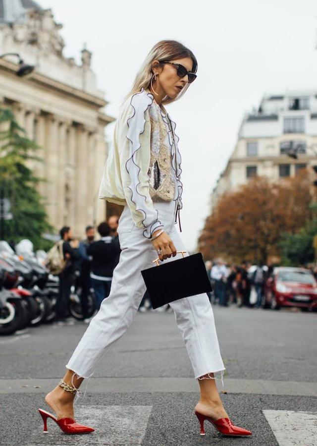 De nuevo  los vaqueros blancos son nuestra debilidad de estilo . Si los combinas con una blusa original y unos mules llamativos, tendrás el look perfecto de la primavera.