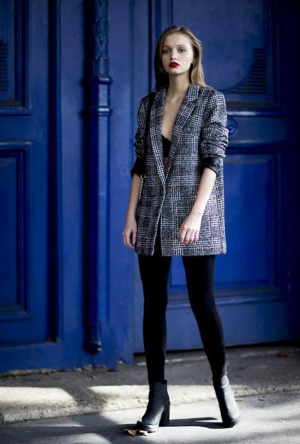 Una blazer de estilo masculino, amplia, combinada con pantalones pitillo negros.