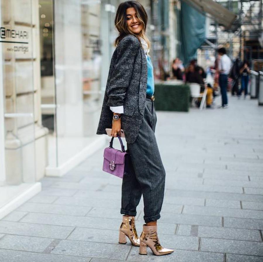 Un traje de inspiración masculina combinado con complementos hiperfemeninos.