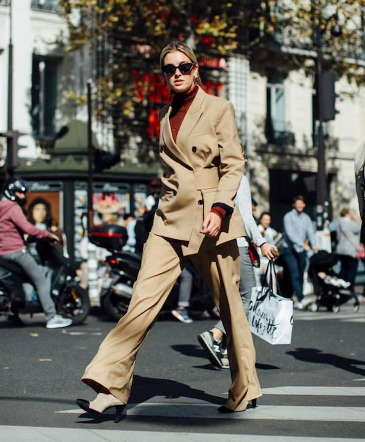 Un dos piezas de chaqueta y pantalón en un color básico y que sea muy fácil de combinar. ¡Se convertirá en tu uniforme para ir a la oficina!