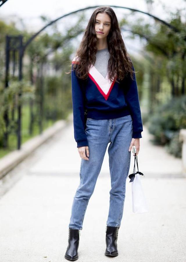 Un look con jersey 'collage' y 'mom fit' jeans, una combinación perfecta para un look 'casual chic'.