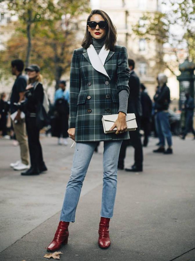 Vaqueros rectos y blazer entallada de cuadros, ¿puede haber una combinación más atemporal y perfecta?