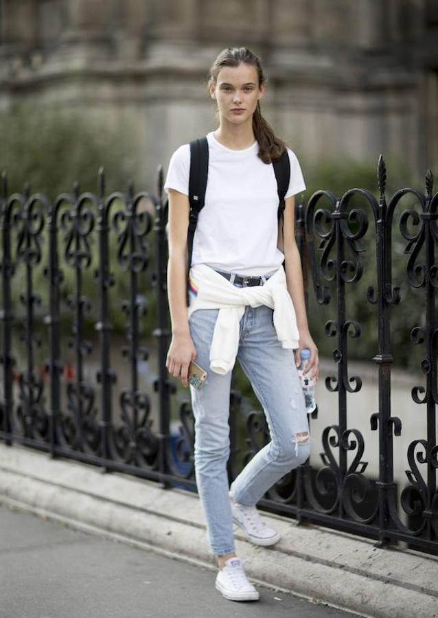 Un look todoterreno con tus vaqueros favoritos, una camiseta básica de algodón y zapatillas blancas.