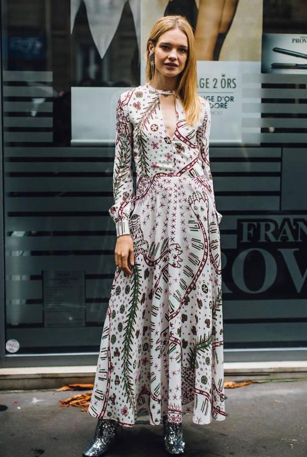 Un maxi vestido de inspiración 'boho', ya sea combinado con sandalias, deportivas, alpargatas... o con botines.