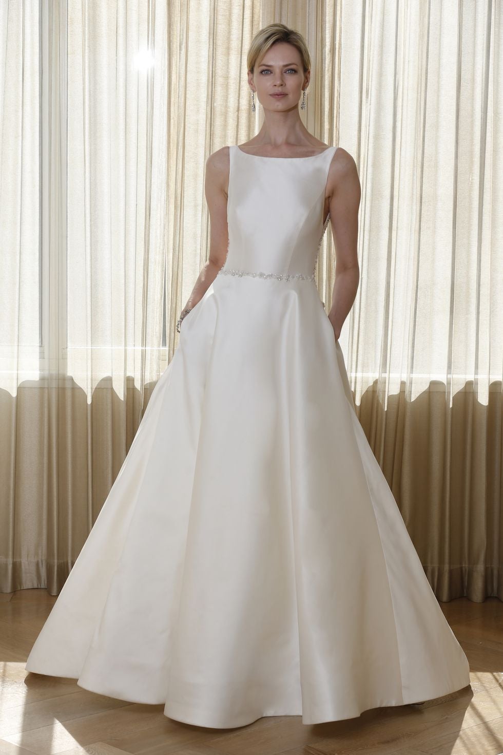 Siempre tiene que haber espacio para una silueta clásica en una factura tan absolutamente exquisita. El volumen es perfecto para las novias que quieran ir de novias sin perder la comodidad.