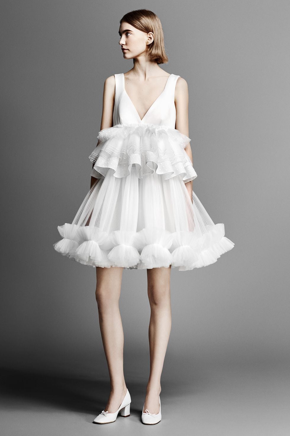 Su fuerte siempre ha sido una increíble capacidad para plasmar lo onírico y fantástico, combinada con un sexto sentido para visualizar arquitecturas inesperadas. Los vestidos de novia de Viktor & Rolf desbordan personalidad, pero sin tragarse a la persona que los lleva. Ofrecen lo inesperado: una silueta casi monacal, plagada de vegetación bordada o con un gran lazo; en un diseño con volumen, el plumetti; o la sofisticación máxima del corte de parte de las voluminosas faldas de tul.