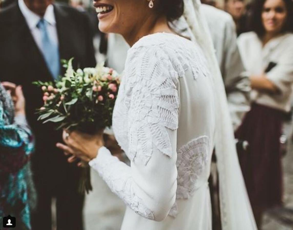 Ahora también hace vestidos para invitada pero la especialidad de la firma siguen siendo los vestidos de novia. Los tejidos y bordados a mano son, sin duda, su punto fuerte. Y en este está la prueba.