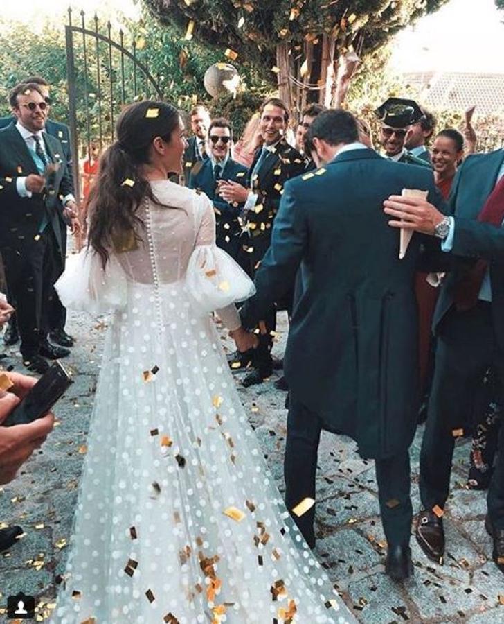 El tul con lunares y las manfas de este vestido de Marta, una novia de Inés Martín Alcalde, nos tienen enamoradas.