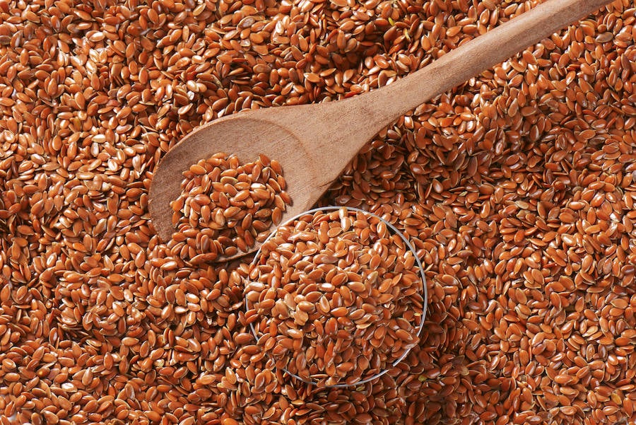 Es una fuente de Omega-3 natural que baja el colesterol, además de ser un antioxidante. Aporta fibra, proteínas, fósforo, potasio. Mejora el colon irritable.