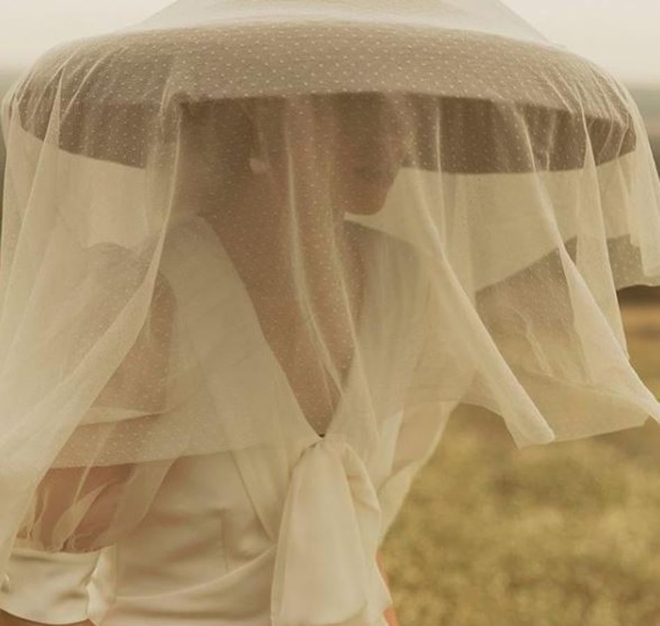 Uno de nuestros descubrimientos esta temporada ha sido la firma nupcial Romancera. Con atelier en Madrid, está especializada en tejidos y patrones de inspiración vintage. Sus fotos de lookbook y sus estilismos son tan bonitos que no puedes dejar de visitar su página web.