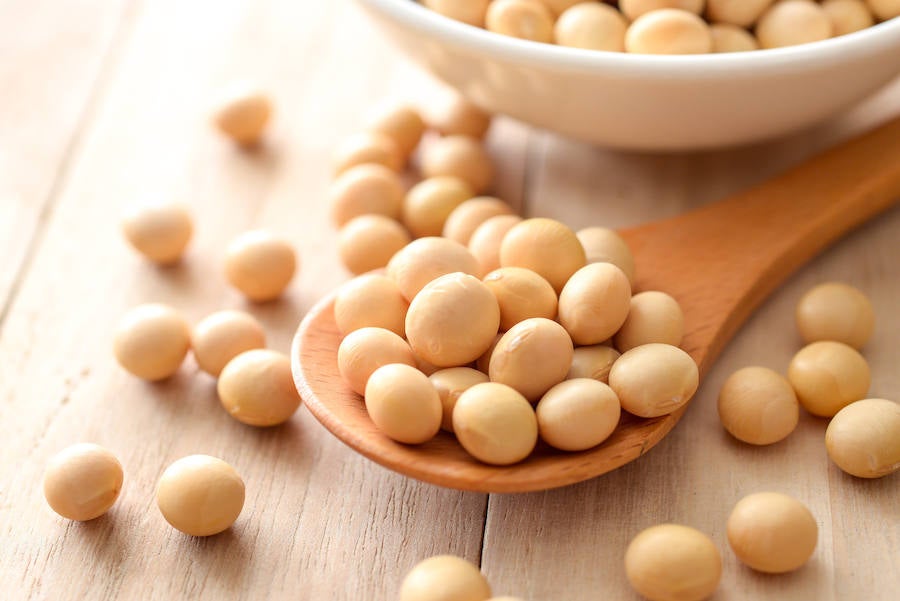 Contiene isoflavones que son antioxidantes naturales, fibra, ácidos grasos omega-3, vitaminas B2 y K; minerales como cobre, hierro, magnesio, manganeso y fósforo.