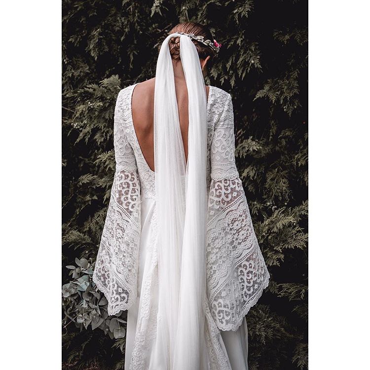 Desde que vimos esta foto de Click10 no hemos dejado de soñar con la espalda y las mangas de este vestido de Navascués.