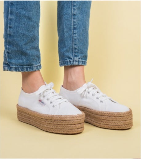 Sandalias en color camal con plataforma de esparto de Alona Sandalias: 109,95 euros.