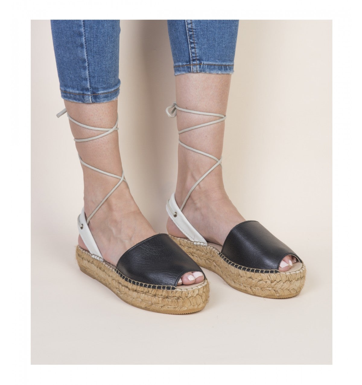 Sandalia plana de esparto con cuerdas de Stradivarius: 39,99 euros.