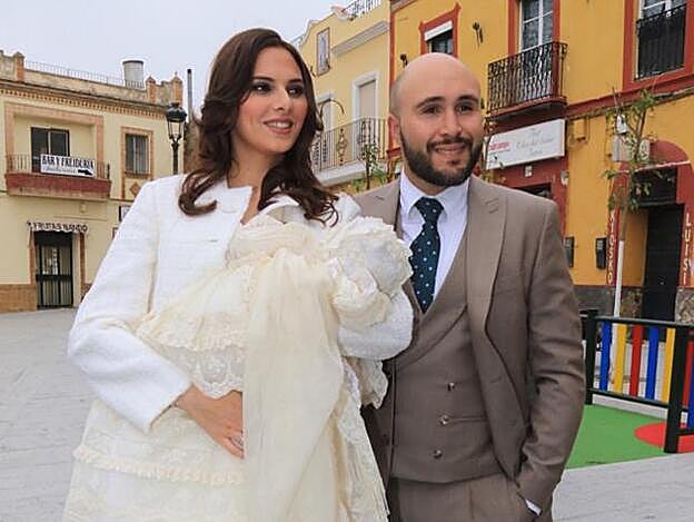 Irene Rosales y Kiko Rivera junto a la pequeña Carlota.
