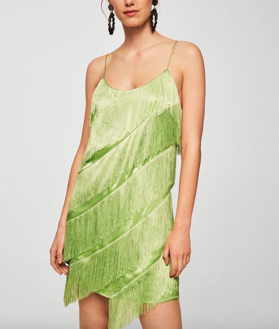 Vestido corto de flecos de Mango: 59,99 euros.