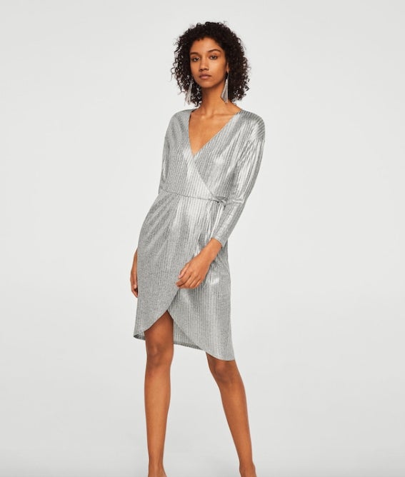 Vestido metálico, cruzado con lazo de Mango: 49,99 euros.