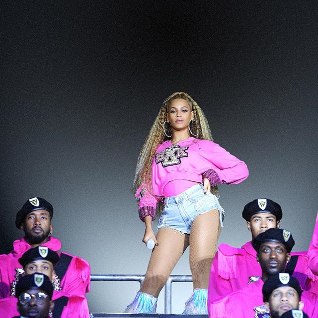Universitaria, ahora en rosa. Beyoncé continuó con la temática universitaria de parte de su 'show', pero en vez del vibrante amarillo que llevó el pasado fin de semana, optó por un rosa intenso. La sudadera llevaba bordada de nuevo las letras BAK y la combinó de nuevo con los shorts vaqueros y las botas de flecos de Christian Louboutin.