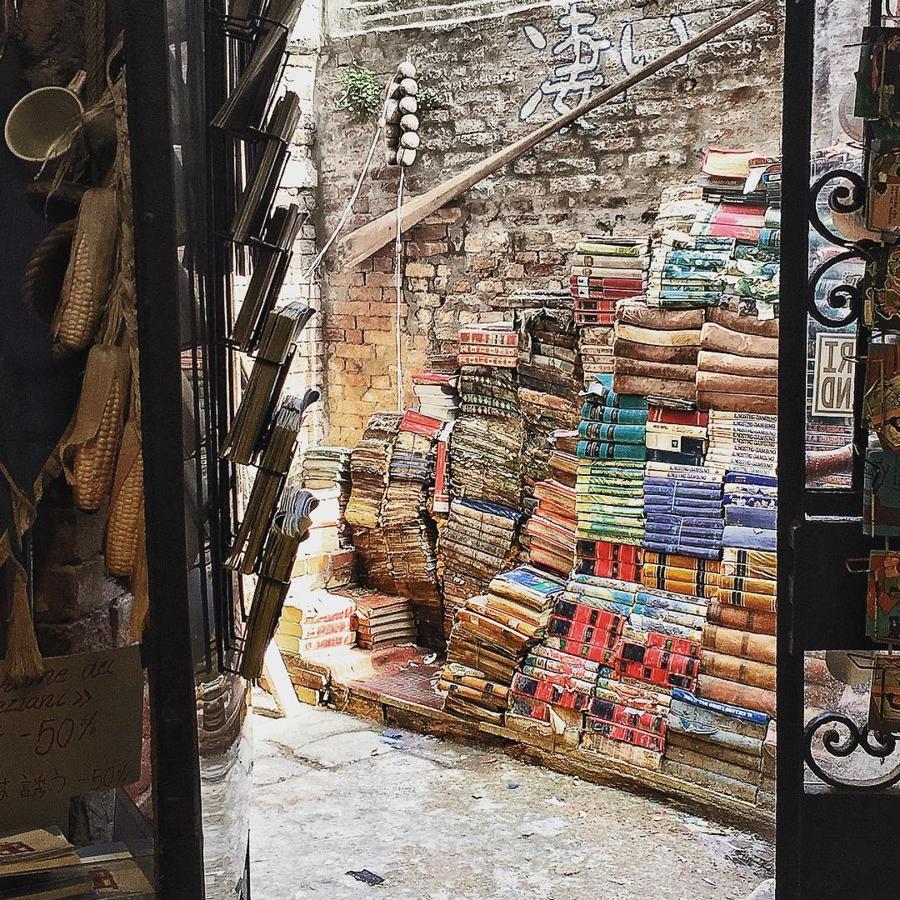 Librería Aqua Alta, en la Calle Longa S. Maria Formosa, 5176/b, de Castello, Venecia.