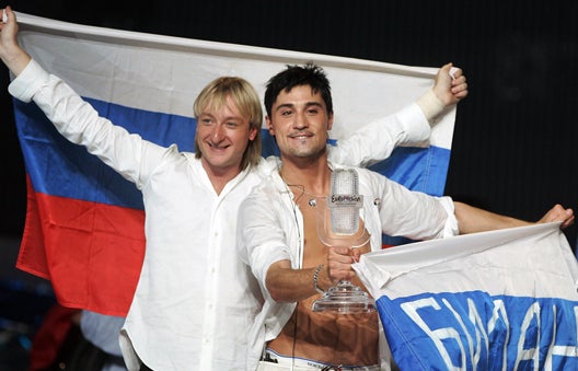 2008: El ruso Dima Bilan (dcha.) ganó Eurovisión con el tema 'Believe'.