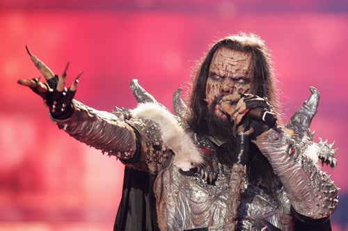 2006: El extravagante grupo Lordi se alzó con la victoria en el Festival de Eurovisión con su canción 'Hard Rock Hallelujah'.