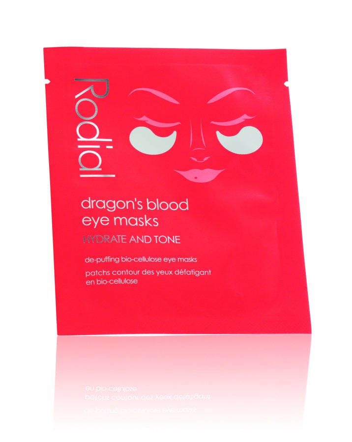 Estas innovadoras mascarillas combinan la tecnología experta en bio-celulosa que hidrata intensamente la delicada zona del contorno de los ojos con la acción del complejo único de sangre de dragón de Rodial que calma, refresca la piel y ayuda en la reparación celular mientras que, el extracto de árnica reduce la hinchazón que se crea bajo los ojos revelando una mirada más luminosa al instante.