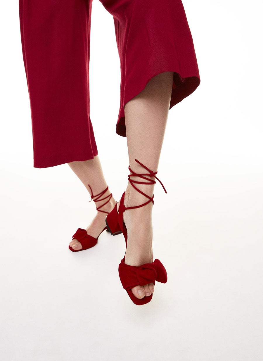 Sandalias con lazo y tacón cuadrado de Uterqüe (89 euros)