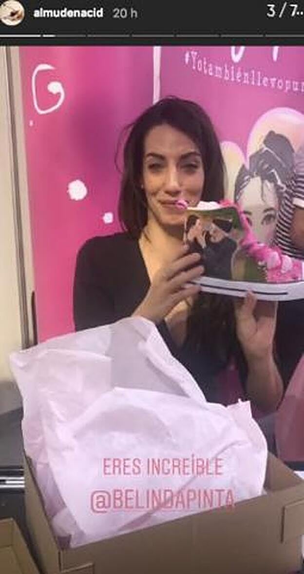 Almudena Cid recibe unas zapatillas personalizadas con una foto de su abuelo