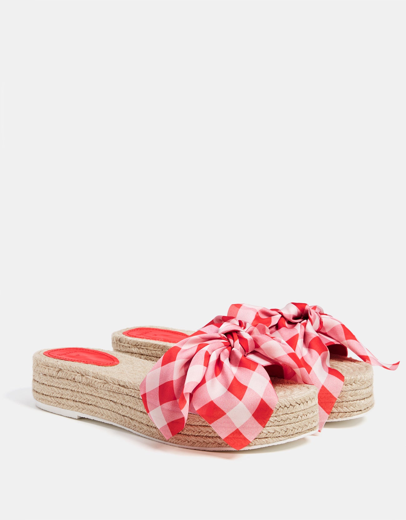 Sandalia de plataforma de tuye con lazo de cuadros de Bershka (29,99 euros)