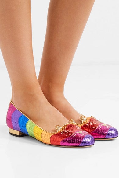 Los icónicos mocasiones de Charlotte Olympia se reinventan con el estampado arcoíris (495 euros).