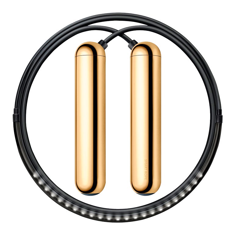 La comba es uno de los ejercicios más completos, según los entrenadores. Esta cuenta, además, con puntos de luz LED y monitoriza el ejercicio con una aplicación móvil.