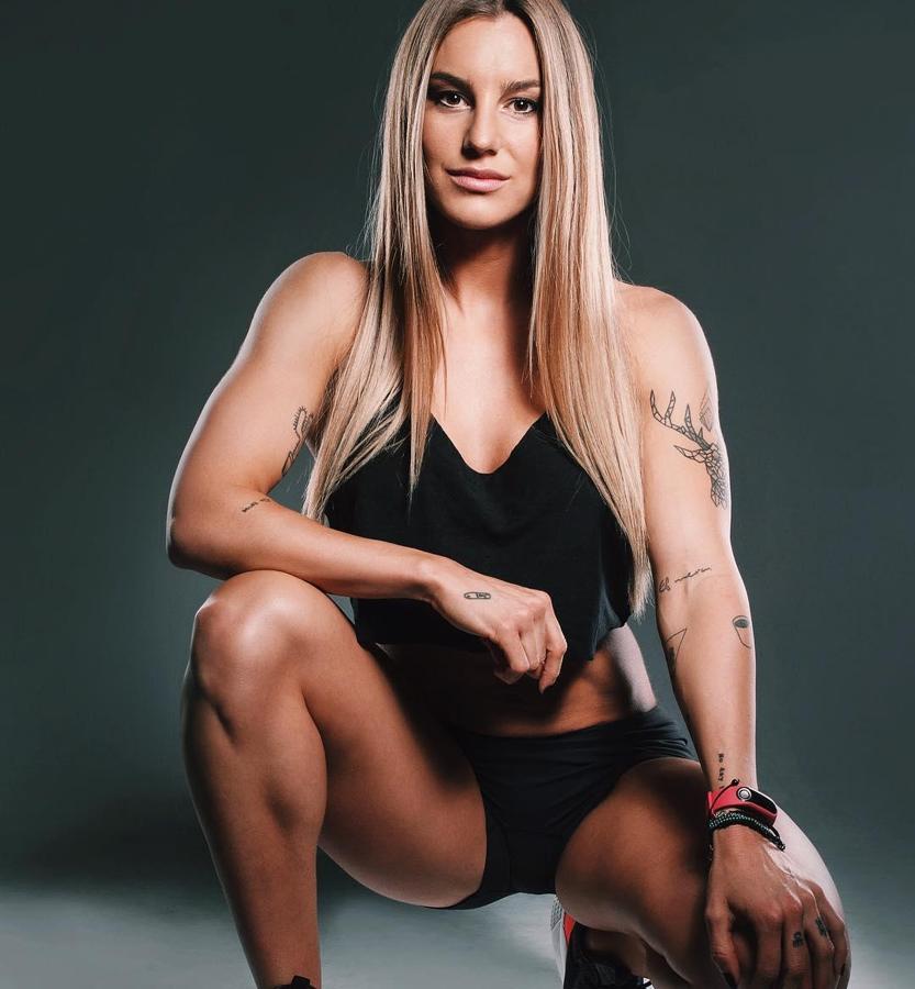 Con el canal de VikikaTV conseguirás un cuerpo escultural como el de ella. Y no solo encontrarás ejercicios, si no también recetas saludables para combinar con una vida fitness.