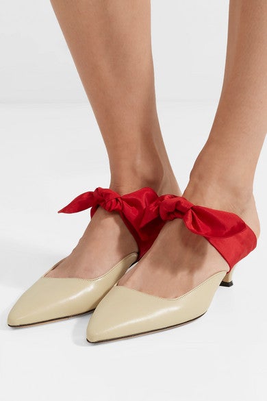 Zuecos beige con tacón y lazo rojo de The Row para Net a porter (750 euros)